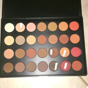 Eye shadow palette